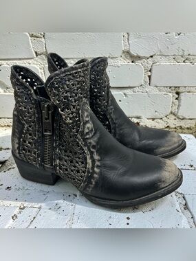 Circle G by Corral Distressed Black/Grey Cutout Shortie Boots